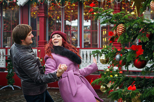 情人们在城市<strong>广场</strong>相聚，为圣诞节而装点节日气氛。年轻人用爱、温柔和<strong>舞</strong>蹈相互注视。反攻