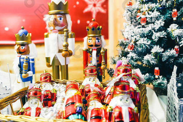 维尔纽斯圣诞节市场上的圣诞树装饰胡桃夹子