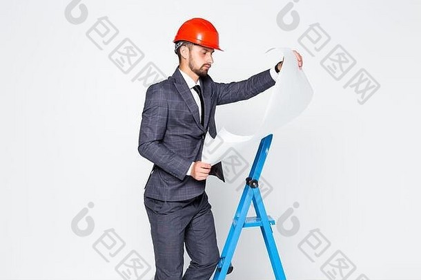 快乐的工程师拿着一张纸坐在白色背景的梯子上