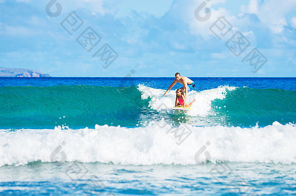 父女一起冲浪抓浪，夏日生活家庭理念