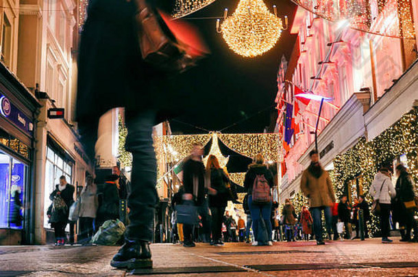 圣诞节时爱尔兰都柏林的格拉夫顿街。都柏林格拉夫顿街的圣诞购物。