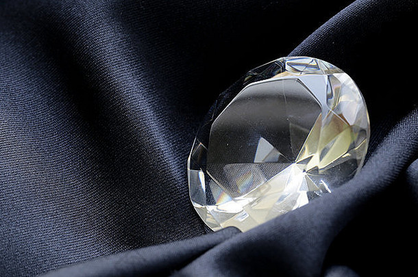 柔软的<strong>黑色丝绸背景</strong>上的大型玻璃钻石