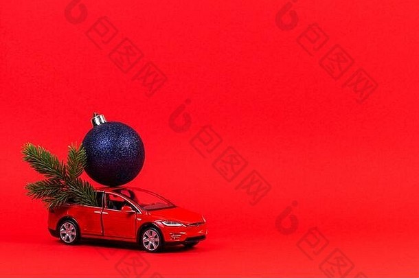圣诞节背景红色的玩具车圣诞节树冷杉分支蓝色的海军装饰小玩意球红色的背景