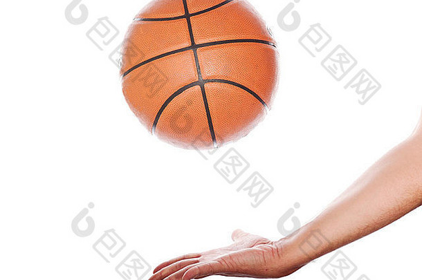 白色背景上的手和篮球的孤立图像