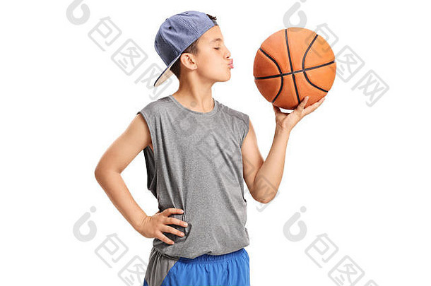 在白色背景上亲吻篮球的男孩