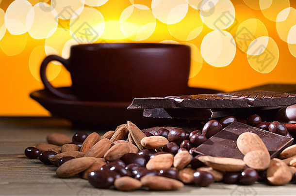 木桌上的黑巧克力和坚果