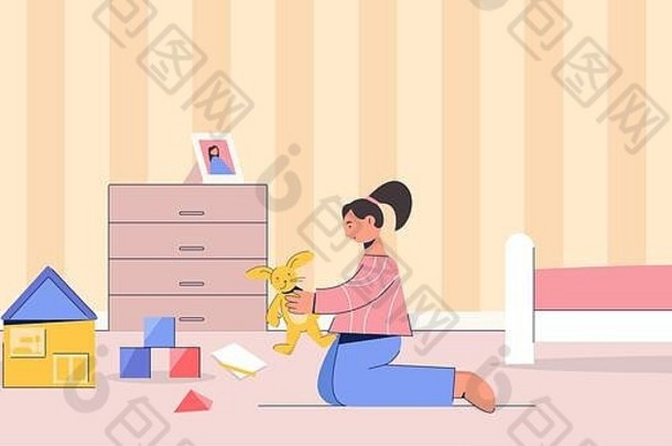 儿童角色在家里玩。小女孩在房间里和毛绒兔玩耍，旁边是彩色方块。