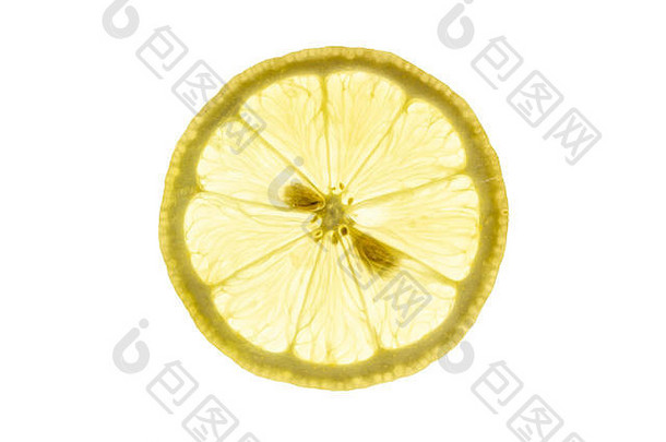 白色背景上的柠檬片特写背光