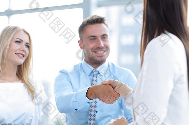 特写镜头。经理和一位女客户握手。