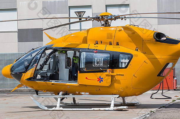 黄色的紧急直升机<strong>医疗救援</strong>团队飞行队
