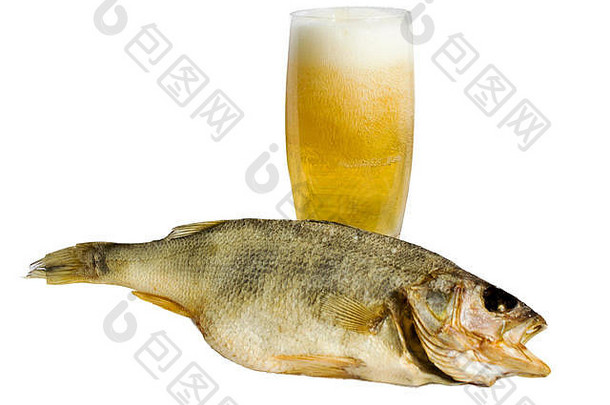 鱼干鲈鱼、冷啤酒、用作啤酒点心的鱼干