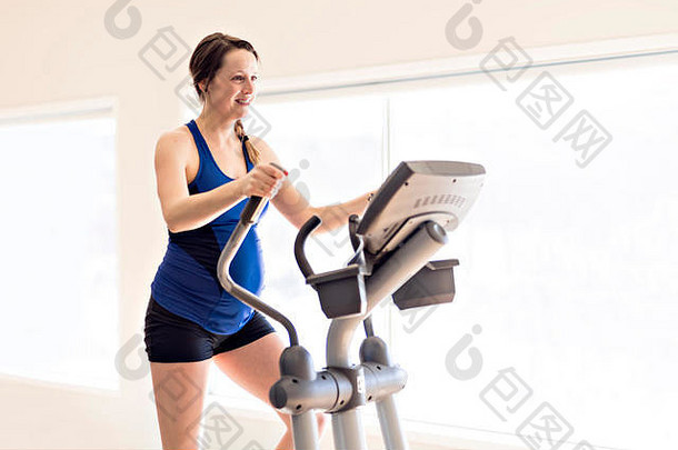 一位孕妇正在健身房锻炼身体