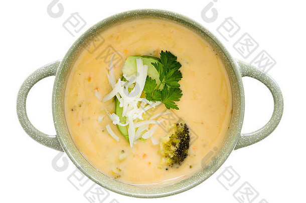 一碗美味的奶油西兰花汤，点缀着新鲜的欧芹和切达干酪，俯视图与白色隔离