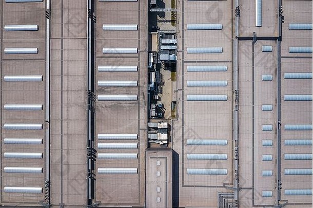 工业的工厂<strong>大屋顶</strong>鸟瞰图。无人机从上方发射。