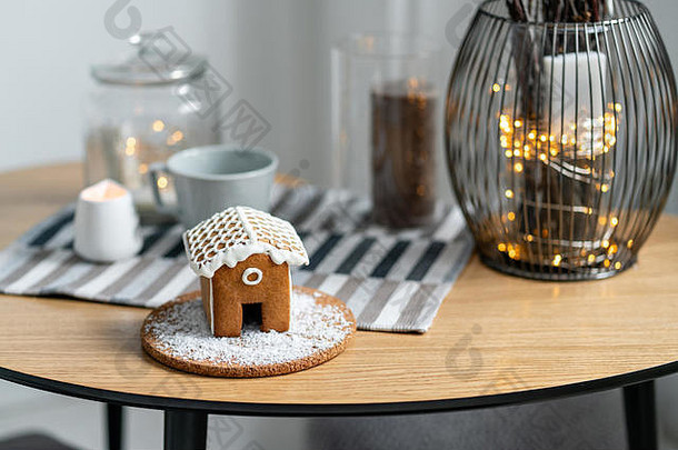姜饼房子表格散焦灯圣诞节树早....明亮的生活房间假期情绪