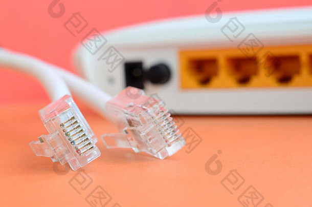 互联网路由器互联网电缆插头谎言明亮的橙色背景项目要求互联网连接