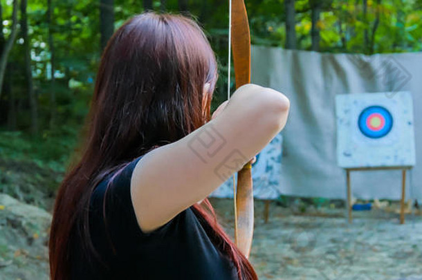 中世纪的女弓箭手拍摄目标木弓历史节日射箭中世纪的文化概念