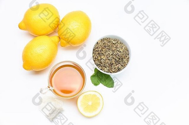 一杯热腾腾的柠檬和薄<strong>荷叶茶</strong>，旁边是一碗白底绿茶。喝酒的概念。