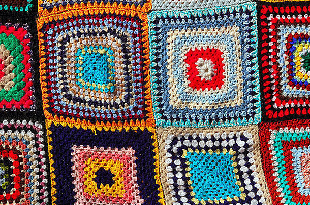 用钩针编织拼接而成色彩斑斓的模式手工艺织物毯子
