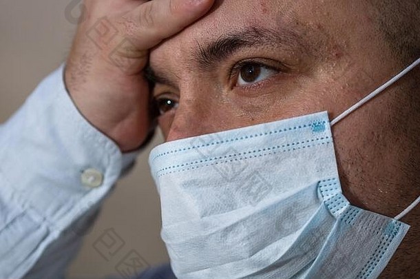生病的年轻的男人。头疼医疗保护脸面具说明了流感大流行冠状病毒疾病模糊背景科维德爆发欧元