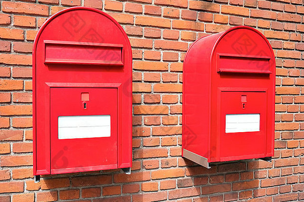 砖墙上的旧红色信箱