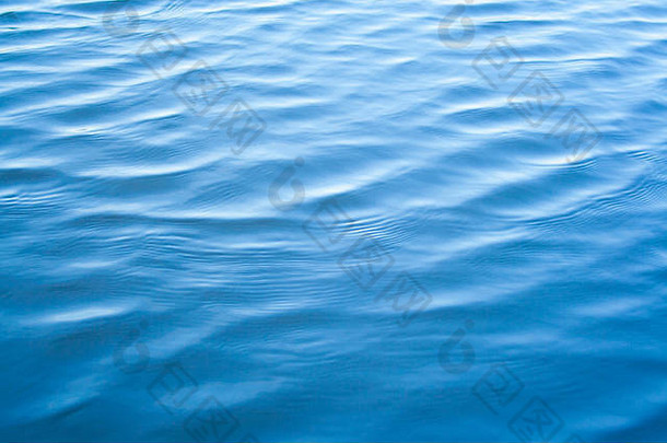 涟漪蓝色的水纹理与天空的反射