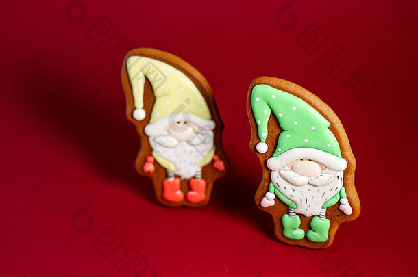 姜饼饼干童话Gnome红色的背景传统的圣诞节食物圣诞节一年假期概念