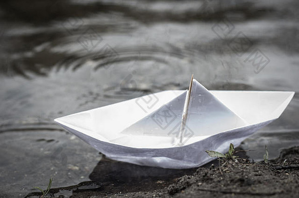 孤独的帆船多雨的池塘