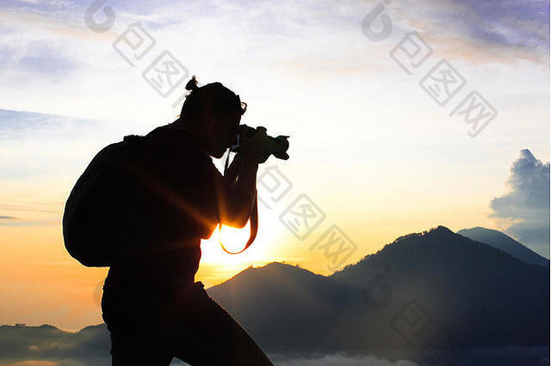 摄影师徒步旅行者走需要图片满足日出山