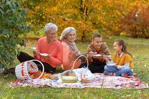 一家人在秋天野餐