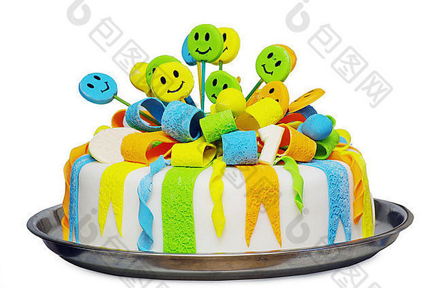 盘子上有蜡烛的生日蛋糕