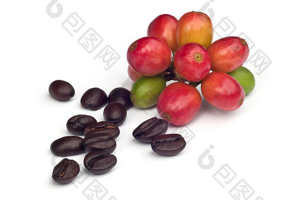 咖啡豆和红色成熟咖啡在白色背景上分离。