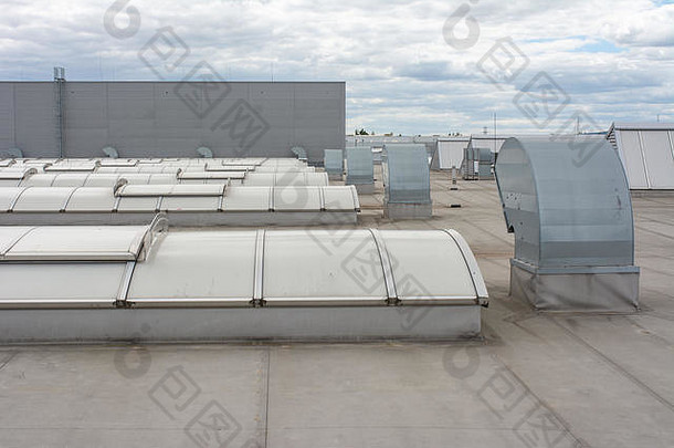 现代工业大厅或建筑上有许多大天窗和防水膜的平屋顶