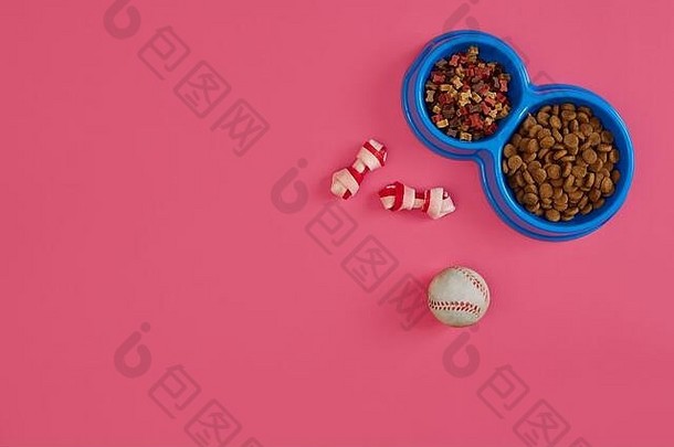 干宠物食物碗球粉红色的背景前视图