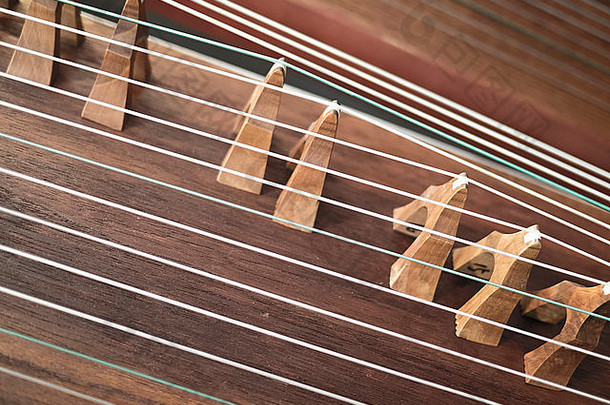 中国古代乐器古筝的弦与桥