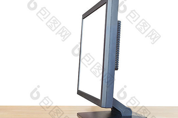 在白色背景上隔离的木桌上，黑色显示屏的侧视图，带有剪切屏