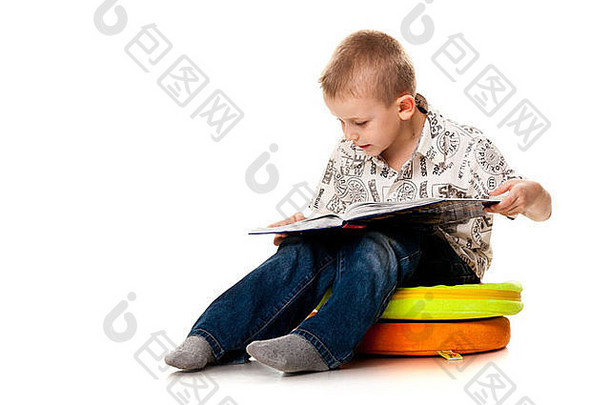 可爱的男孩阅读书孤立的白色