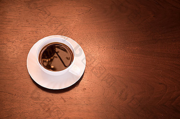 经典杯咖啡黑暗木桌子上