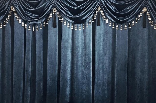 蓝色天鹅绒窗帘作为背景或背景。
