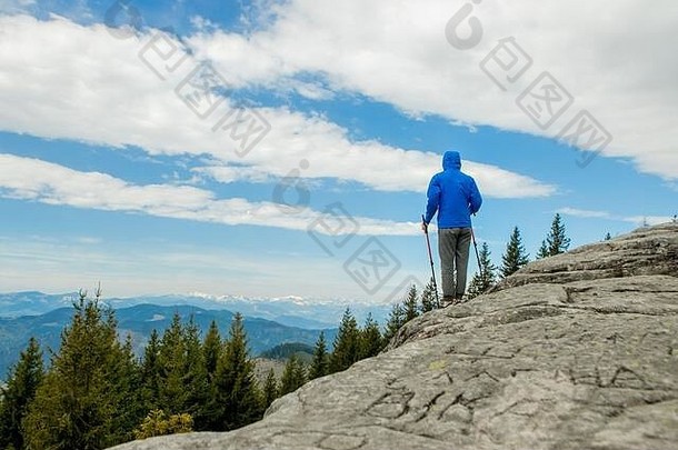 年轻的无忧无虑的男孩攀爬固体巨大的岩石波兰人使容易达到前享受视图自然奇迹
