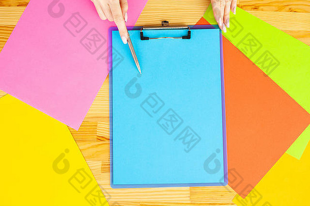 办公室手持有文件夹蓝色的颜色纸笔彩色的背景木表格Copyspace的地方文本