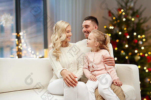 圣诞树上的彩灯点亮了幸福的家庭