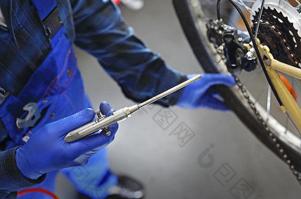 自行车服务。为自行车季准备自行车。清洁自行车。自行车修理。用压缩空气清洁你的自行车。自行车赛季