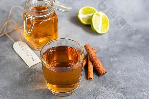 红茶菌苹果酒发酵喝灰色的背景益生菌健康的喝红茶菌