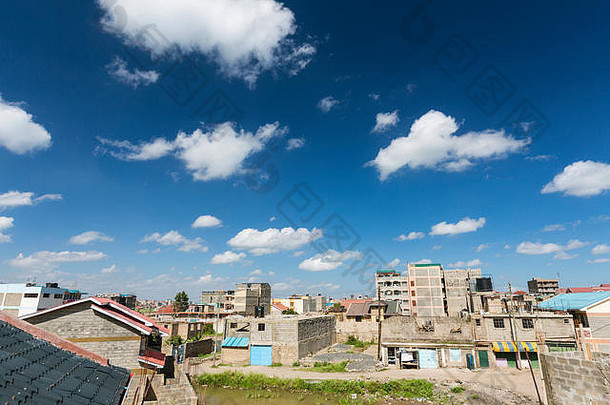 肯尼亚内罗毕东南部的District Tassia住宅区，有典型的半成品房屋。