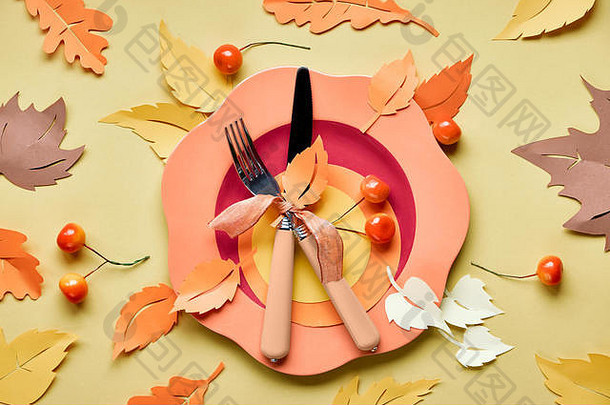 表格设置秋天庆祝活动感恩节生日明亮的塑料板叉刀黄色的纸纸秋天叶子