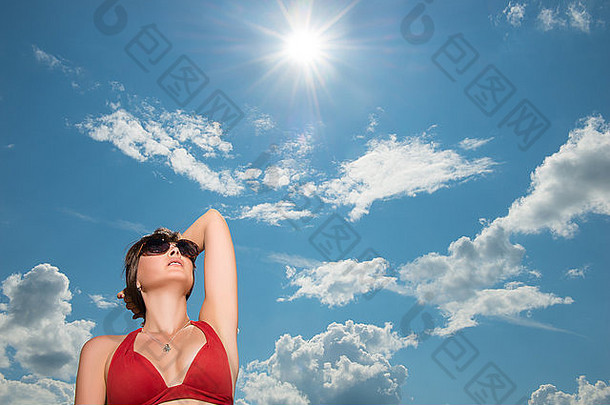 女人背景太阳天空比基尼