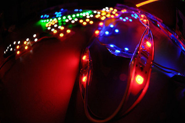 各种LED二极管在黑暗中照明