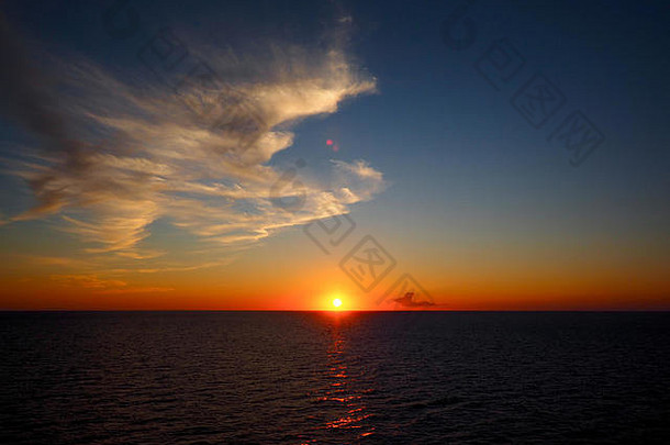 加勒比人从海地起飞时在海上看日落