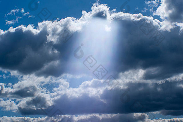 模糊艺术背景流光蓝色的天空积云云波状外形的光